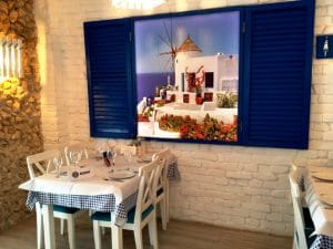 Santorini, restaurant grecesc pe Mihai Bravu, la Piata Muncii