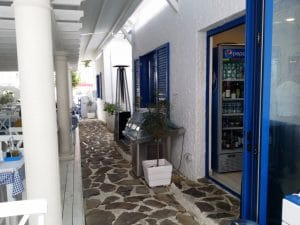 Santorini, restaurant grecesc pe Mihai Bravu, la Piata Muncii
