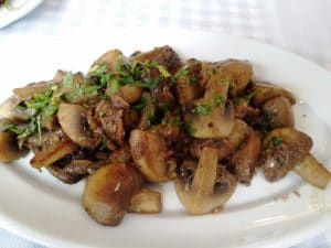 Santorini, restaurant grecesc pe Mihai Bravu, la Piata Muncii