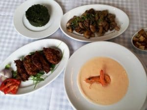 Santorini, restaurant grecesc pe Mihai Bravu, la Piata Muncii