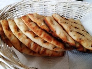 Santorini, restaurant grecesc pe Mihai Bravu, la Piata Muncii