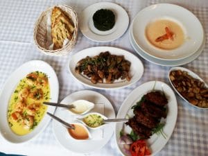 Santorini, restaurant grecesc pe Mihai Bravu, la Piata Muncii