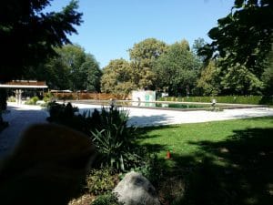 Flavours in The Garden, bistrou si terasa cu piscina la Clubul Diplomatic