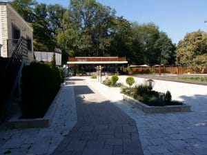 Flavours in The Garden, bistrou si terasa cu piscina la Clubul Diplomatic