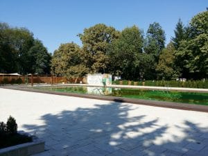 Flavours in The Garden, bistrou si terasa cu piscina la Clubul Diplomatic