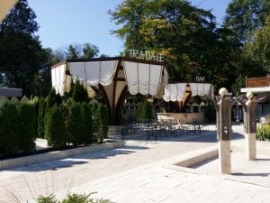 Flavours in The Garden, bistrou si terasa cu piscina la Clubul Diplomatic