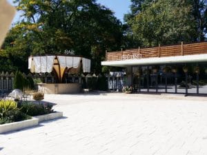 Flavours in The Garden, bistrou si terasa cu piscina la Clubul Diplomatic