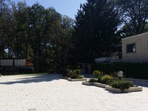 Flavours in The Garden, bistrou si terasa cu piscina la Clubul Diplomatic