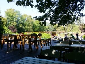 Gradina Floreasca, terasa cu piscina in Parcul Floreasca din Bucuresti