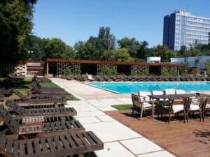 Gradina Floreasca, terasa cu piscina in Parcul Floreasca din Bucuresti