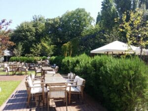 Gradina Floreasca, terasa cu piscina in Parcul Floreasca din Bucuresti