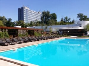 Gradina Floreasca, terasa cu piscina in Parcul Floreasca din Bucuresti