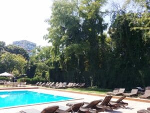 Gradina Floreasca, terasa cu piscina in Parcul Floreasca din Bucuresti