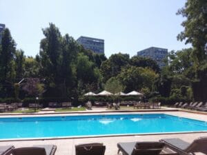 Gradina Floreasca, terasa cu piscina in Parcul Floreasca din Bucuresti