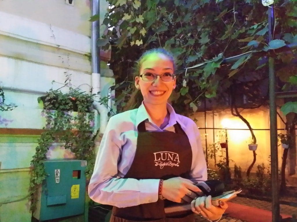 Ana, chelnerita adorabila de la Luna Cafe & Bistro