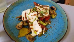 Luna Cafe, restaurant cu terasa in Bucurestiul vechi