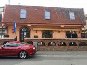 Strada Popa Nan din Bucurestiul vechi, cu restaurantele La Zavat si Backyard