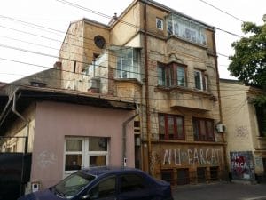 Strada Popa Nan din Bucurestiul vechi, cu restaurantele La Zavat si Backyard