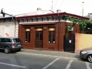 Strada Popa Nan din Bucurestiul vechi, cu restaurantele La Zavat si Backyard