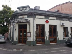 Strada Popa Nan din Bucurestiul vechi, cu restaurantele La Zavat si Backyard