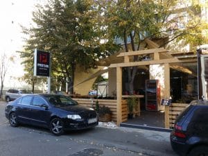 Bulevardul Decebal, cu restaurantele Turquoise, Padthai, Ruby Tuesday si Tress