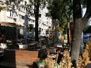 Bulevardul Decebal, cu restaurantele Turquoise, Padthai, Ruby Tuesday si Tress