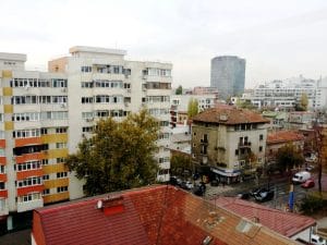 Calea Dorobantilor vazuta de pe terasa hotelului Marshall Garden din Bucuresti