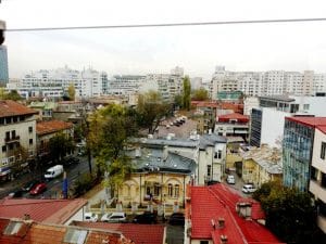 Calea Dorobantilor vazuta de pe terasa hotelului Marshall Garden din Bucuresti