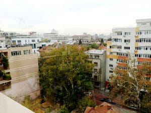 Calea Dorobantilor vazuta de pe terasa hotelului Marshall Garden din Bucuresti
