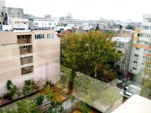 Calea Dorobantilor vazuta de pe terasa hotelului Marshall Garden din Bucuresti