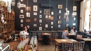Camera din Fata, cafenea ceainarie in Piata Amzei din Bucuresti