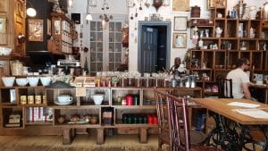 Camera din Fata, cafenea ceainarie in Piata Amzei din Bucuresti