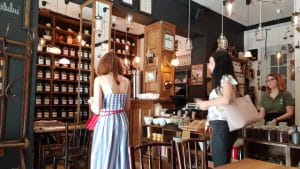 Camera din Fata, cafenea ceainarie in Piata Amzei din Bucuresti