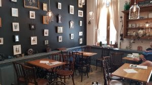 Camera din Fata, cafenea ceainarie in Piata Amzei din Bucuresti