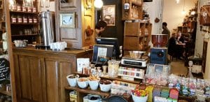 Camera din Fata, cafenea si ceainarie boema in Piata Amzei din Bucuresti