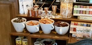 Camera din Fata, cafenea si ceainarie boema in Piata Amzei din Bucuresti