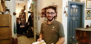 Camera din Fata, cafenea si ceainarie boema in Piata Amzei din Bucuresti