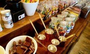 Camera din Fata, cafenea si ceainarie boema in Piata Amzei din Bucuresti