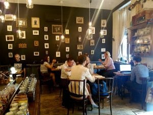 Camera din Fata, cafenea si ceainarie boema in Piata Amzei din Bucuresti