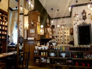 Camera din Fata, cafenea si ceainarie boema in Piata Amzei din Bucuresti