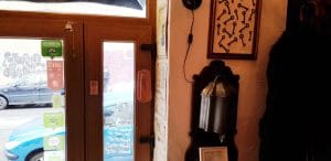 Camera din Fata, cafenea si ceainarie boema in Piata Amzei din Bucuresti
