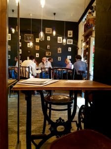 Camera din Fata, cafenea si ceainarie boema in Piata Amzei din Bucuresti