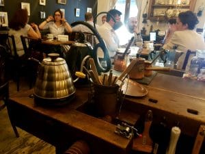 Camera din Fata, cafenea si ceainarie boema in Piata Amzei din Bucuresti