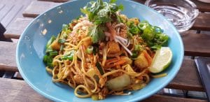 Un street food cu preturi mai mari decat la multe restaurante bune ale Bucurestiului, unele chiar la cativa pasi distanta. De ce se duc oamenii sa manance acolo intr-o rana si sa dea atatia bani, mie mi-e greu sa inteleg... GB