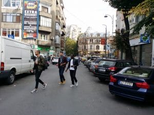 Piata Amzei cu restaurantele The Harbour si Ryans Irish Pub