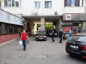 Piata Amzei cu restaurantele The Harbour si Ryans Irish Pub