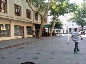 Piata Amzei cu restaurantele The Harbour si Ryans Irish Pub