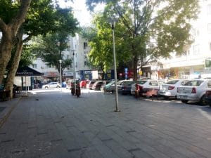 Piata Amzei cu restaurantele The Harbour si Ryans Irish Pub