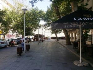 Piata Amzei cu restaurantele The Harbour si Ryans Irish Pub