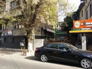 Piata Sfantul Stefan din Bucuresti, cu restaurantul Nonna Mia